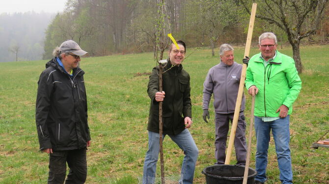 Bürgermeister  Davide Licht und Ortsvorsteher Horst Lamparth, die ersten Baumpaten des OGV Melchingen, haben gemeinsam mit Hayno
