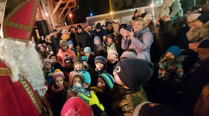 Die Kinder werden in Sonnenbühl beschert: Der Nikolaus bringt ihnen ihre Geschenke. Hunderte Familien sind zur Feier an der Zehn