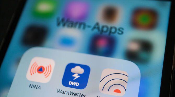 Die NINA Warn-App, das WarnWetter vom DWD und die Katwarn-App sind auf einem Display zu sehen. Doch der bundesweite Warntag find