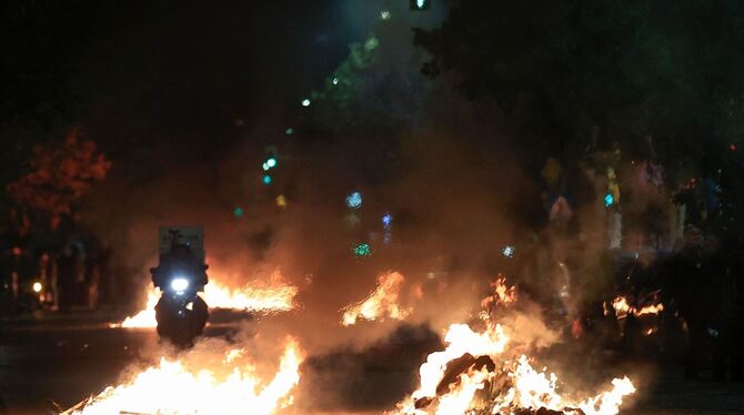 Brennende Mülltonen