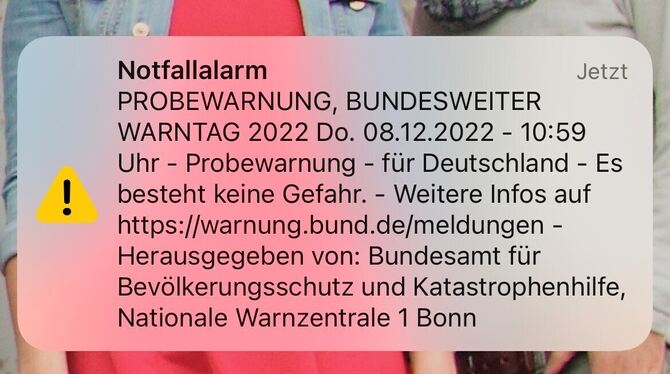 Besser zu früh als zu spät: Um 10.59 Uhr erreichte diese Warnmeldung viele Smartphone-Besitzer.