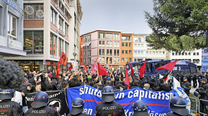Eine Demonstration der AfD und entsprechende Gegendemonstrationen an einem Samstag brachten die Händler auf.  FOTO: ROSAR/GEA