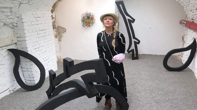Mirja Wellmann in ihrer Ausstellung bei Osiander in Reutlingen. Das bunte »Hörnest« hinten an der Wand stellt den Klangkosmos ih