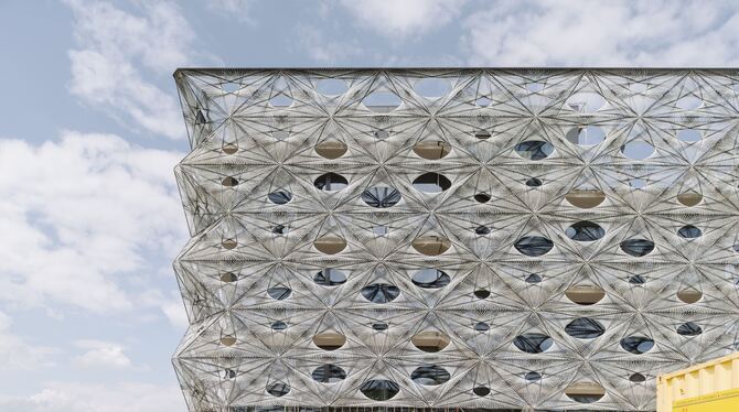 Der Neubau des Texoversum am Campus der Hochschule Reutlingen mit seiner einzigartigen Textilfassade aus Glas- und Carbonfasern.