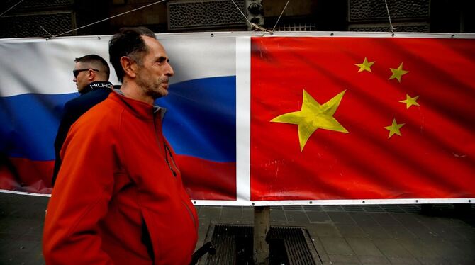Russland- und China-Flagge