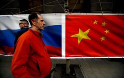 Russland- und China-Flagge