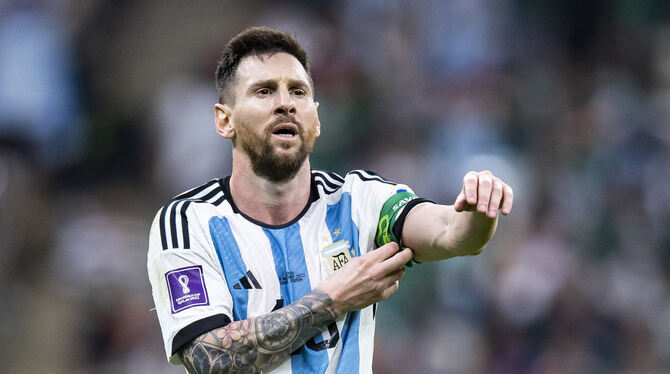 Argentiniens Lionel Messi schiebt seine Kapitänsbinde nach oben. Foto: Tom Weller