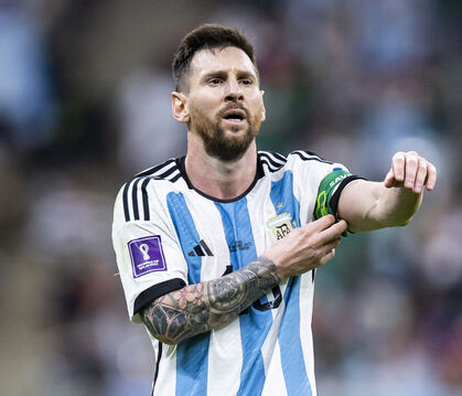 Argentiniens Lionel Messi schiebt seine Kapitänsbinde nach oben. Foto: Tom Weller