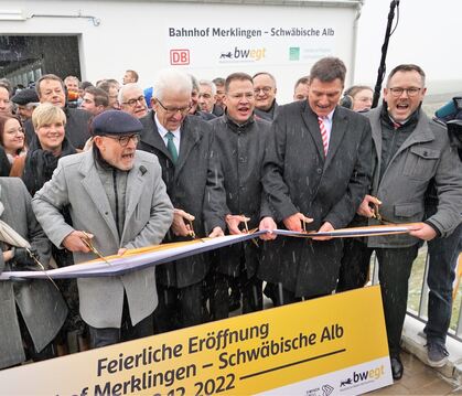 Wer zuletzt lacht: Verkehrminister Winfried Hermann (mit Mütze) und Ministerpräsident Winfried Kretschmann haben Spaß. 