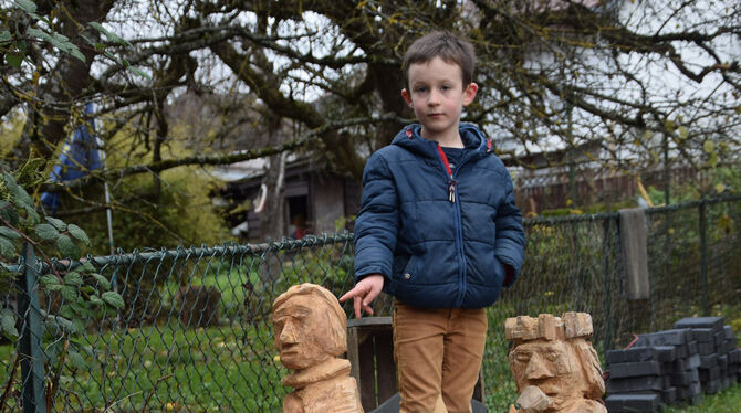 Mit der Motorsäge gestaltete Figuren: Die Krippe der Familie Nerz im Hofstattweg. Der sechsjährige Amon kennt sich aus.