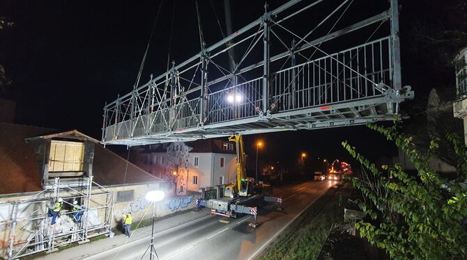 Der Kran hob die provisorische Brücke über die B 27 in Tübingen in der Nacht von Donnerstag auf Freitag.  FOTOS: SCHITZ