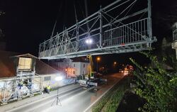 Der Kran hob die provisorische Brücke über die B 27 in Tübingen in der Nacht von Donnerstag auf Freitag.  FOTOS: SCHITZ