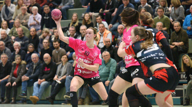 Erzielt wie schon gegen den Thüringer HC neun Treffer: Metzingens Rückraumspielerin Lena Degenhardt (mit Ball). Foto: T.Baur/Eib