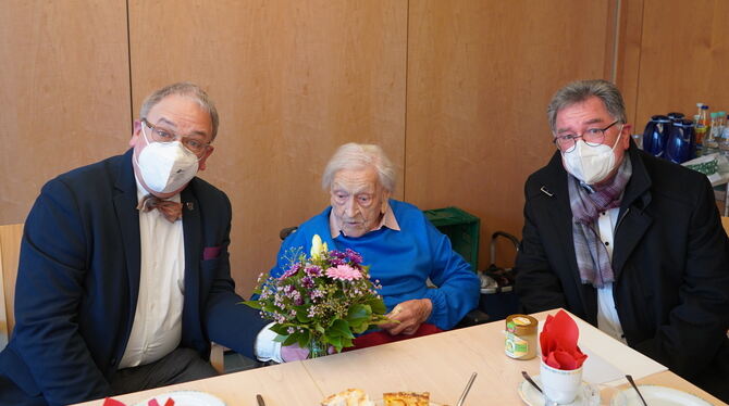 Reutlingens Oberbürgermeister Thomas Keck (links) und Mittelstadts Bezirksbürgermeister Wilhelm Haug gratulieren Emma Ott zum 10