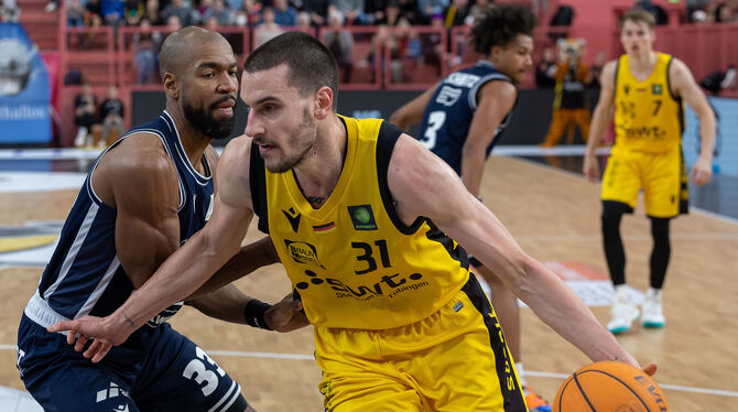 Daniel Keppeler (rechts) von den Tigers Tübingen umdribbelt Brandon Omar Thomas von Medipolis SC Jena.