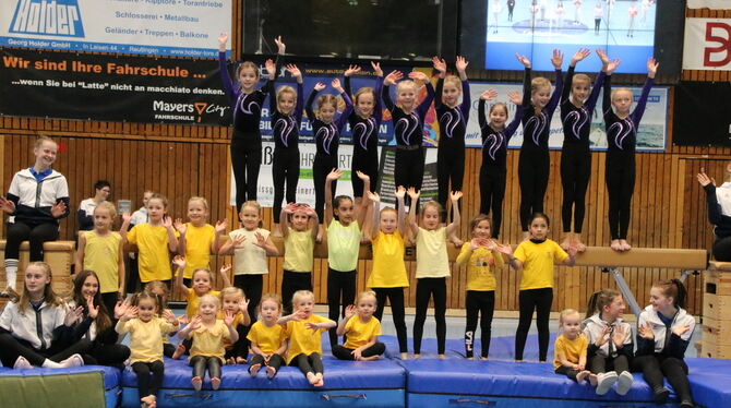 Geschafft: Die Kunstturn-Mädchen nach ihrem eindrucksvollen Auftritt. FOTOS: OECHSNER