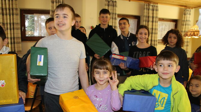 Kinder aus der Ukraine bekommen Geschenke bei der Weihnachtsfeier für Flüchtlinge des Arbeitskreises Ukraine und Ermstal hilft i