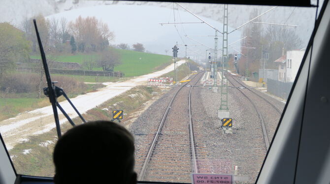 Der Fahrdraht hängt, der Zug fährt elektrisch in den Bahnhof Dettingen-Gsaidt.