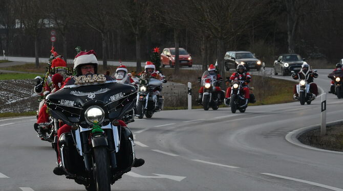 Die Biker vom Neuhäuser Harley-Stammtisch 111 beschenkten Kinder. Sie kamen in Weihnachtsmann-Montur auf ihren Motorrädern vorge Die Biker vom Neuhäuser Harley-Stammtisch 111 beschenkten Kinder. Sie kamen in Weihnachtsmann-Montur auf ihren Motorrädern vorge