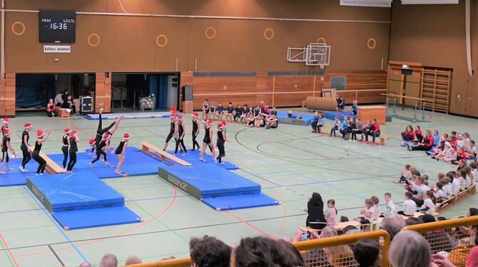 Mädchen ab der  3. Klasse führten  als »Christmas Girls« den Handstand vor. FOTO: STRAUB