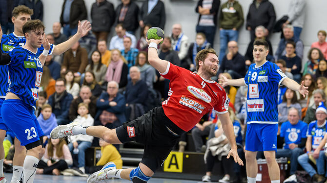 Setzt Akzente beim VfL Pfullingen: Kreisläufer Christoph Foth (mit Ball). Die Horkheimer Johannes Rebmann (links) und Daniel Gro