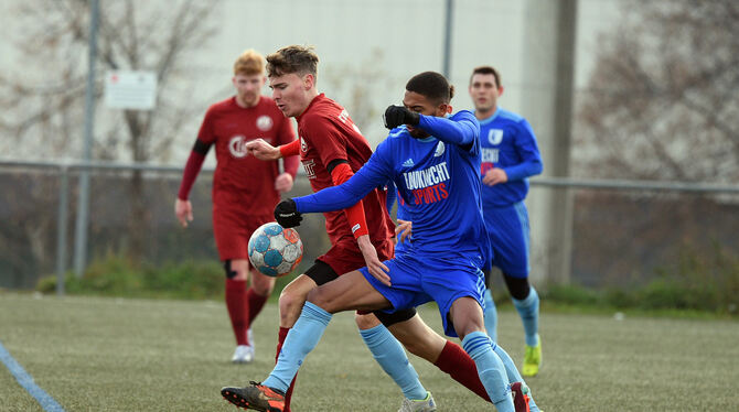 Jean Brito de Moura (rechts), Torschütze des SV Zainingen, im Zweikampf mit Raphael Langer vom FC Rottenburg.  FOTO: T.BAUR/EIBN