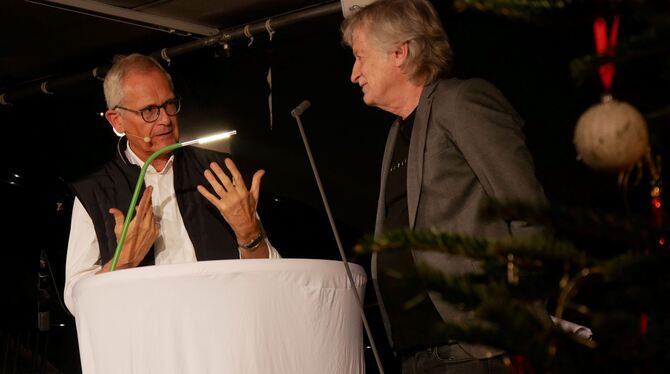 Moderator Roland Hauser und Autor/Musiker Veit Müller im Gespräch. FOTOS: LEISTER