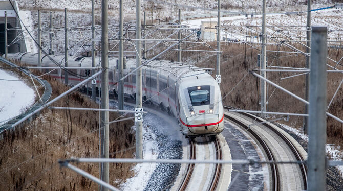 Ein ICE-Schnellzug fährt nahe des Bahnhofs Merklingen auf der Bahn-Neubaustrecke Wendlingen-Ulm. Die Neubaustrecke ist am 11. De