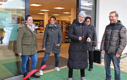  Anke Dauter (Mitte) und Frieder Gundert (rechts) eröffneten als Genossenschaftsvorsitzende den neuen Dorfladen in Mehrstetten. 