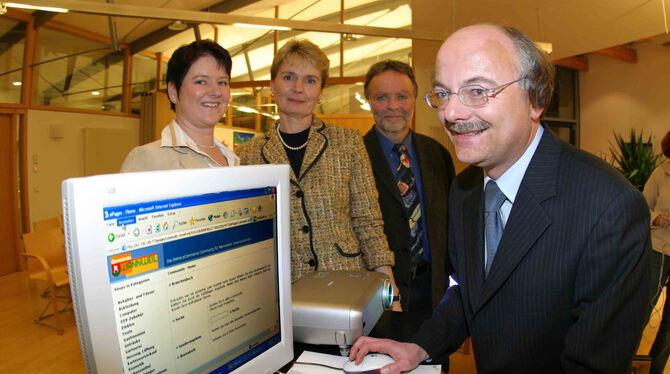 Volker Steinmaier (rechts) hat sich intensiv um die EDV der Verwaltung gekümmert. Hier zeigt er 2004 einen virtuellen Dorfladen.