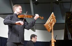 Volodymyr Pogoretsky (Violine) und Nikita Mndoyants (Klavier).  FOTO: KADEN