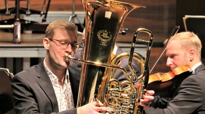 Jernej Oberžan an der Tuba und Benjamin Hartung an der Bratsche im Konzert der Reihe »Sonntags um elf« der WPR.  FOTO: KNAUER