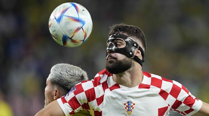 Der Kroate Josko Gvardiol wirkt mit der Maske furchterregend und ist ein außergewöhnlich guter Abwehrspieler.   FOTO: MEISSNER/D