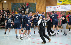 Jubel, Trubel, Heiterkeit nach dem deutlichen Derby-Triumph: Die SG-Handballer feierten mit den begeisterten Fans. FOTO: BAUR