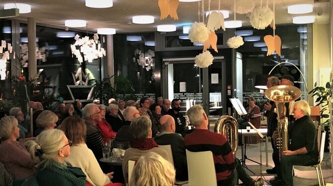 Werner Schärdel & Tuba Libre begeisterten das Publikum in der voll besetzten Eninger Gemeindebücherei.  FOTO: PRIVAT