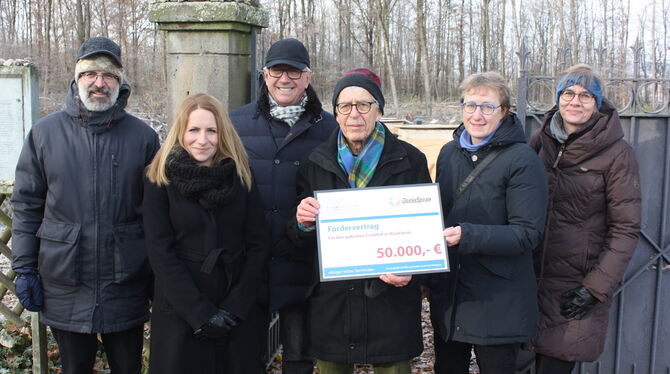 Sie unterstützen die Sanierung des alten jüdischen Friedhofs in Wankheim (von links): Kusterdingens Bürgermeister Jürgen Soltau,