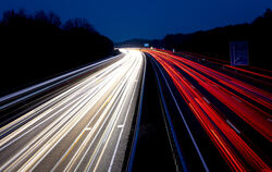 Bislang gibt es auf 70 Prozent der Autobahnkilometer in Deutschland keine Geschwindigkeitsbegrenzung.  FOTO: FRANKENBERG/DPA