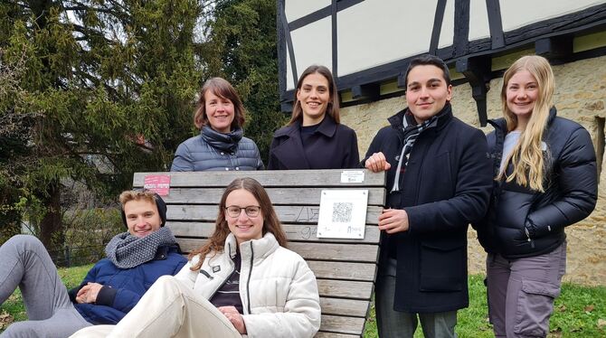 Die Plakette an der Liege ist die neue Station der Menschenrechtsrallye. Konstantin Vogel, Maren Wohnus (auf der Liege), Anika W