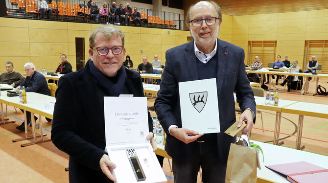 Mike Münzing (links) ist von Eberhard Rapp für 25 Jahre Dienst als Bürgermeister der Stadt Münsingen geehrt worden.  FOTO: BLOCH