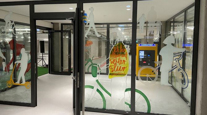 Der neue Glasraum am Tübinger Hauptbahnhof verbindet Treppenaufgang, Auto- und Fahrrad-Tiefgarage. Durch die hellen Farben und t