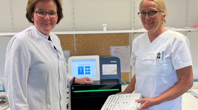 Freuen sich über den erreichten Meilenstein: Chefärztin Dr. Gabriele Deubler (links) und Martina Kroll, Leitende MTLA. FOTO: KRE