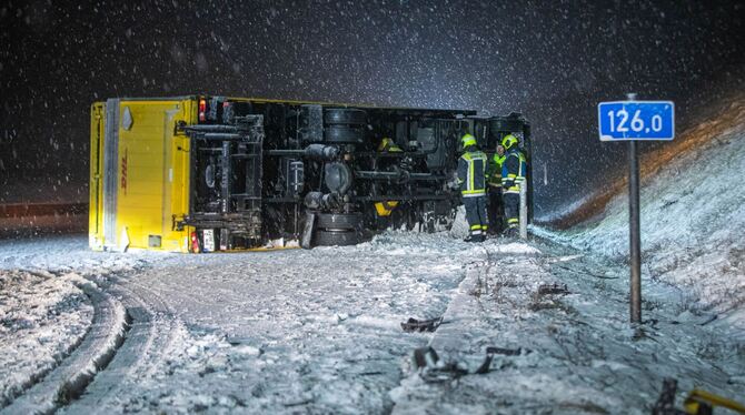 Lkw kippt auf A8 um Lkw kippt auf A8 um