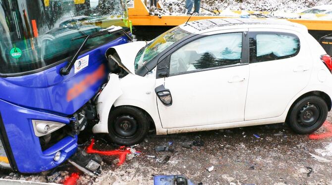 Auto kollidiert mit Bus