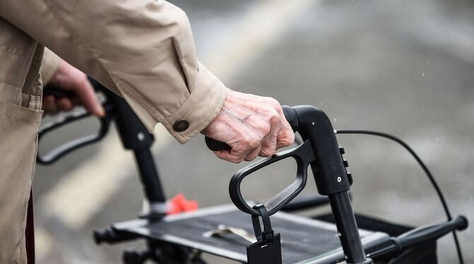 Senior mit Rollator