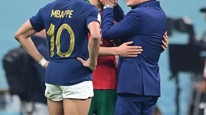 Frankreichs Trainer Didier Deschamps (rechts) schafft es, dass sich manche seiner Stars neu erfinden.  FOTO: GROOTHUIS/WITTERS