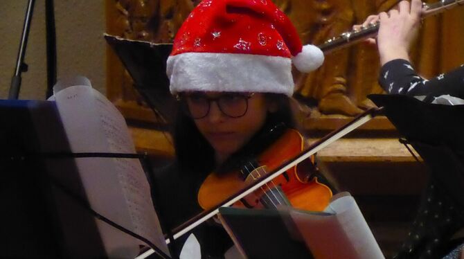 Adventskonzert mit Weihnachtsmütze: das Kepler-Gymnasium musizierte in der Christuskirche. FOTO: BERNKLAU