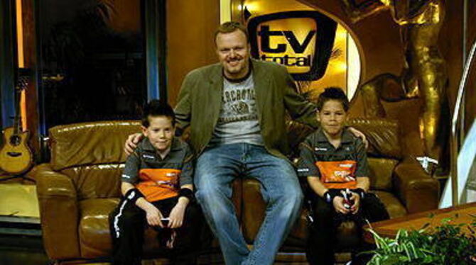 Fototermin nach getaner Arbeit: Die beiden Tischfußball-Meister Nico (links) und Maurizio Klasen aus Pliezhausen traten am Dienstagabend gegen Stefan Raab (Mitte) am Kicker an. Heute wird das Match im Fernsehen ausgestrahlt.
FOTO: MARTIN KLASEN