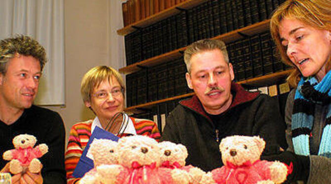 Thomas Pfister (Aids-Hilfe), Elisabeth Neuner-Götz (Kreisgesundheitsamt), Jürgen Bein und Silvia Ulbrich-Bierig (Aids-Hilfe) bieten bei Infoständen in Reutlingen und Tübingen auch »Aids-Teddies« an. Der Erlös trägt zur Finanzierung der Aids-Hilfe bei.
GEA-FOTO: DÖRR