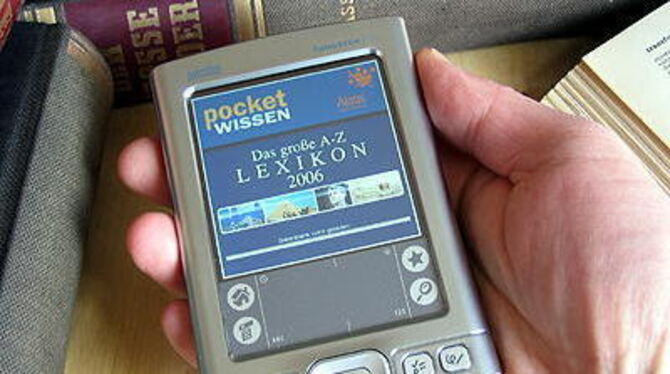 Statt Bücherstapeln: »Das große A-Z Lexikon 2006« von Pocketwissen läuft auf Palm Handhelds oder Pocket PCs. GEA-FOTO: ZENKE