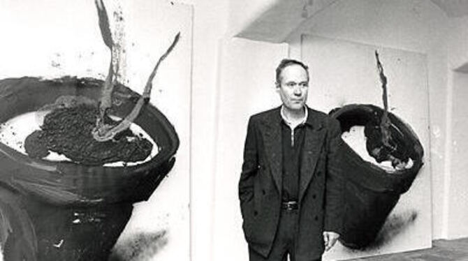 Dieter Krieg vor einem seiner Gemälde. Die Aufnahme entstand 1993 bei einer Ausstellung in der Städtischen Galerie Reutlingen.
GEA-ARCHIVFOTO: PACHER